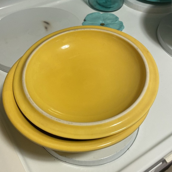 FIESTAWARE Sunflower Yellow Round Covered Casserole Baking Dish w/ Lid HLC 70oz - Picture 4 of 6